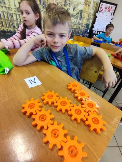 Uczniowie pracujący na klockach Korbo z wykozrystaniem cyfr rzymskich wykorzystanych do budowy planszy zegara