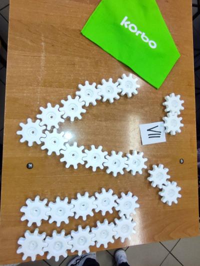 Uczniowie pracujący na klockach Korbo z wykozrystaniem cyfr rzymskich wykorzystanych do budowy planszy zegara