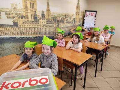 Uczniowie pracujący na klockach Korbo z wykozrystaniem cyfr rzymskich wykorzystanych do budowy planszy zegara