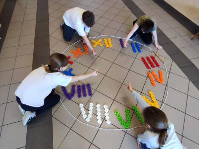 Uczniowie pracujący na klockach Korbo z wykozrystaniem cyfr rzymskich wykorzystanych do budowy planszy zegara