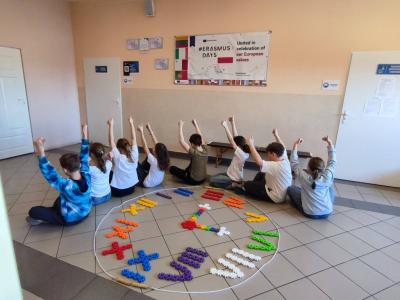 Uczniowie pracujący na klockach Korbo z wykozrystaniem cyfr rzymskich wykorzystanych do budowy planszy zegara