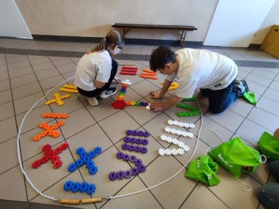 Uczniowie pracujący na klockach Korbo z wykozrystaniem cyfr rzymskich wykorzystanych do budowy planszy zegara