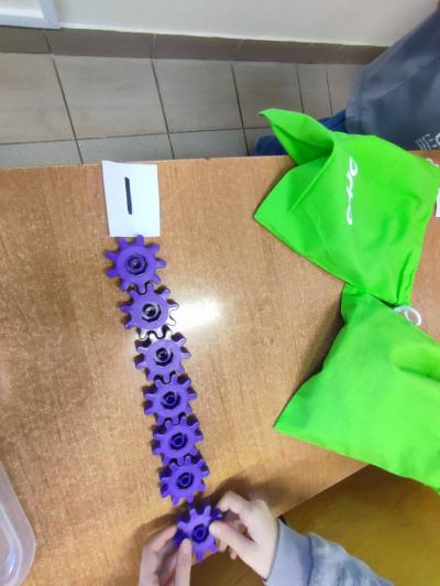 Uczniowie pracujący na klockach Korbo z wykozrystaniem cyfr rzymskich wykorzystanych do budowy planszy zegara