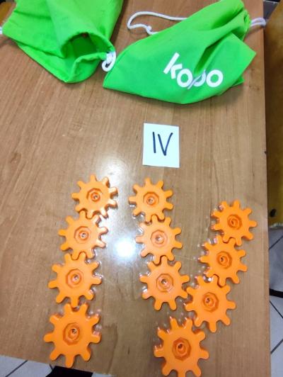 Uczniowie pracujący na klockach Korbo z wykozrystaniem cyfr rzymskich wykorzystanych do budowy planszy zegara