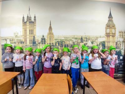 Uczniowie pracujący na klockach Korbo z wykozrystaniem cyfr rzymskich wykorzystanych do budowy planszy zegara