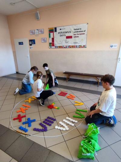 Uczniowie pracujący na klockach Korbo z wykozrystaniem cyfr rzymskich wykorzystanych do budowy planszy zegara