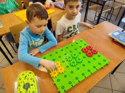 Uczniowie projektujący instrumenty muzyczne i na nich grajacy