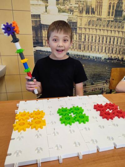 Uczniowie projektujący instrumenty muzyczne i na nich grajacy