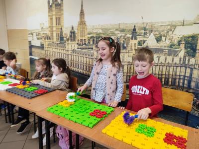 Uczniowie projektujący instrumenty muzyczne i na nich grajacy