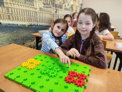 Uczniowie projektujący instrumenty muzyczne i na nich grajacy