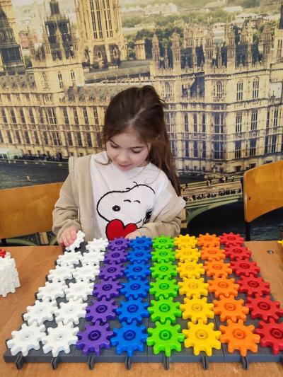 Uczniowie projektujący instrumenty muzyczne i na nich grajacy