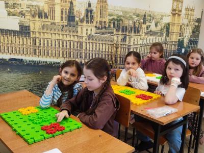 Uczniowie projektujący instrumenty muzyczne i na nich grajacy