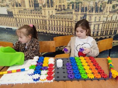 Uczniowie projektujący instrumenty muzyczne i na nich grajacy