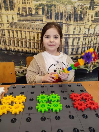 Uczniowie projektujący instrumenty muzyczne i na nich grajacy