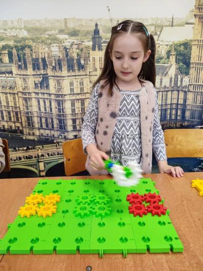 Uczniowie projektujący instrumenty muzyczne i na nich grajacy