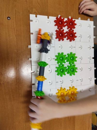 Uczniowie projektujący instrumenty muzyczne i na nich grajacy