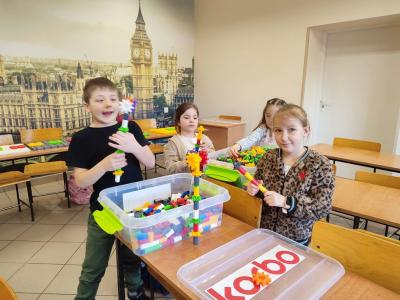 Uczniowie projektujący instrumenty muzyczne i na nich grajacy