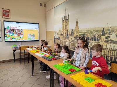 Uczniowie projektujący instrumenty muzyczne i na nich grajacy