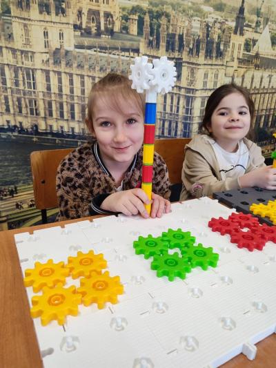 Uczniowie projektujący instrumenty muzyczne i na nich grajacy