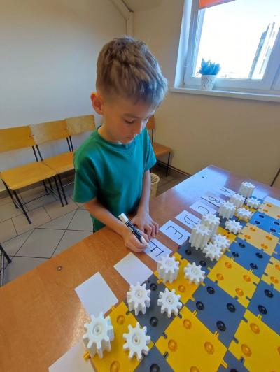 Uczniowie projektujący wlasne szachy i rozgrywający mecze szachowe