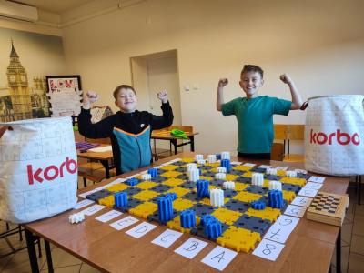 Uczniowie projektujący wlasne szachy i rozgrywający mecze szachowe