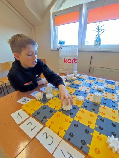 Uczniowie projektujący wlasne szachy i rozgrywający mecze szachowe