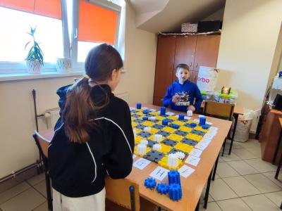 Uczniowie projektujący wlasne szachy i rozgrywający mecze szachowe