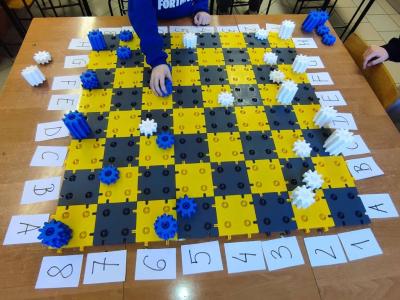 Uczniowie projektujący wlasne szachy i rozgrywający mecze szachowe