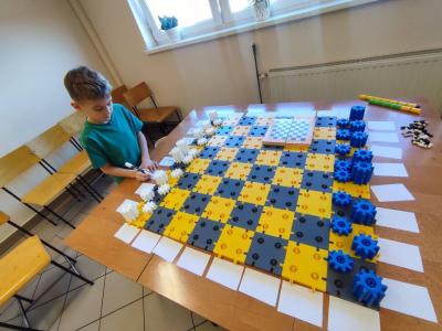 Uczniowie projektujący wlasne szachy i rozgrywający mecze szachowe