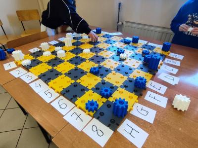 Uczniowie projektujący wlasne szachy i rozgrywający mecze szachowe