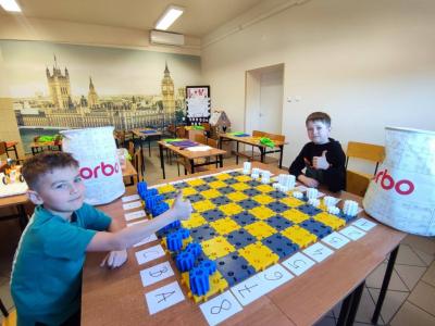 Uczniowie projektujący wlasne szachy i rozgrywający mecze szachowe
