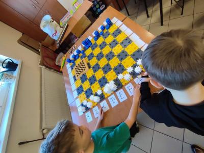 Uczniowie projektujący wlasne szachy i rozgrywający mecze szachowe