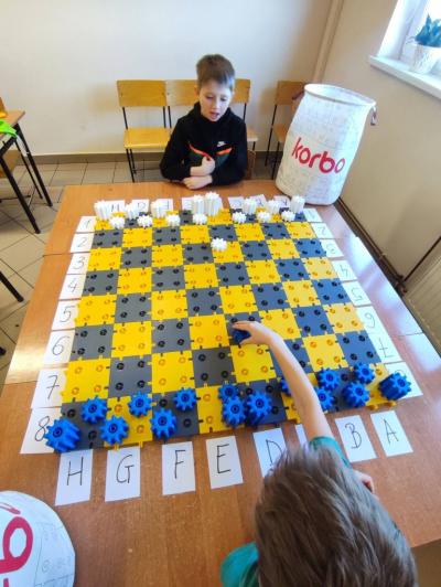 Uczniowie projektujący wlasne szachy i rozgrywający mecze szachowe