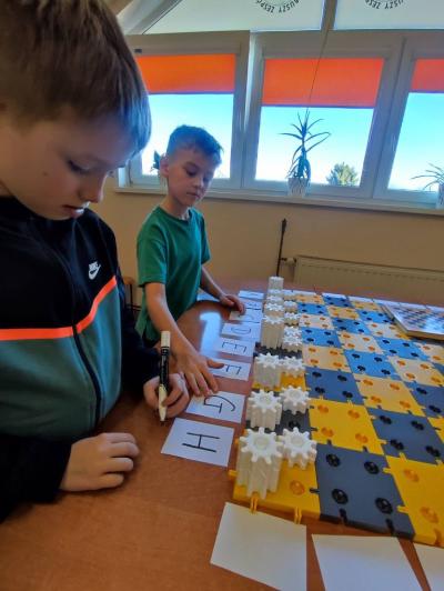 Uczniowie projektujący wlasne szachy i rozgrywający mecze szachowe