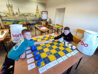 Uczniowie projektujący wlasne szachy i rozgrywający mecze szachowe