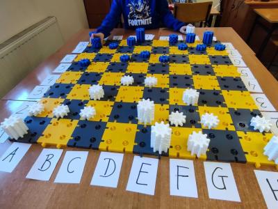 Uczniowie projektujący wlasne szachy i rozgrywający mecze szachowe