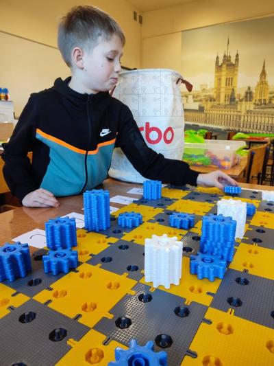 Uczniowie projektujący wlasne szachy i rozgrywający mecze szachowe