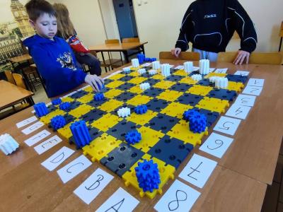 Uczniowie projektujący wlasne szachy i rozgrywający mecze szachowe