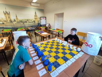 Uczniowie projektujący wlasne szachy i rozgrywający mecze szachowe