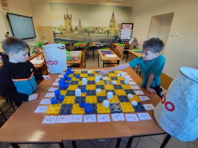 Uczniowie projektujący wlasne szachy i rozgrywający mecze szachowe