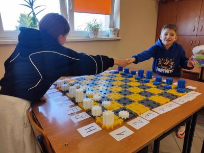 Uczniowie projektujący wlasne szachy i rozgrywający mecze szachowe