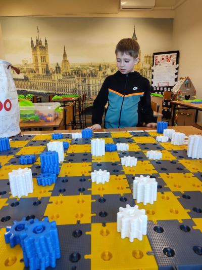 Uczniowie projektujący wlasne szachy i rozgrywający mecze szachowe