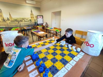 Uczniowie projektujący wlasne szachy i rozgrywający mecze szachowe