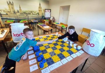 Uczniowie projketujący wlasne szachy i rozgrywający mecze szachowe