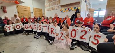 Grupa uczniów programu Youngster wraz z Seniorami