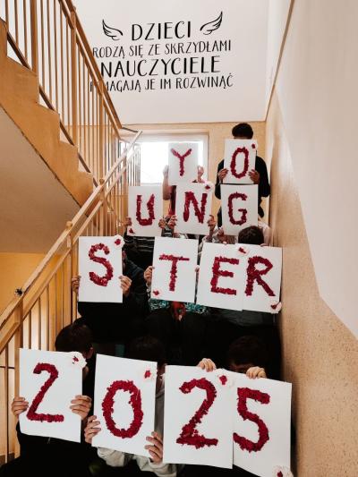 Grupa uczniów  z programu Youngster