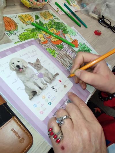 Senior notujący słowka z j ang