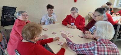 Seniorzy i uczniowie w czasie zadania programu H2H