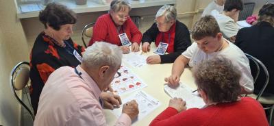 Seniorzy i uczniowie w czasie zadania programu H2H