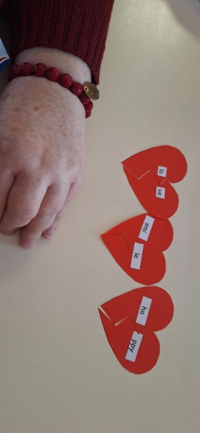 Seniorzy i uczniowie w czasie zadania programu H2H